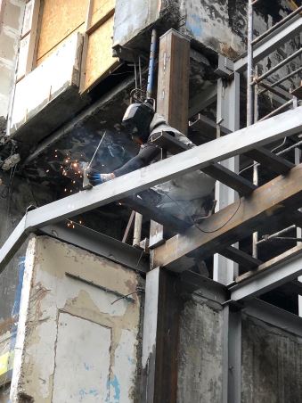 У Харкові будівельники проводять ремонтно-відновлювальні роботи зруйнованих робстрілами житлових будинків на Салтівці